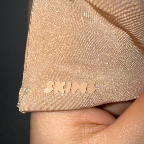 SKIMS Wireless Form T-Shirt Bra - Picture 2 of 6